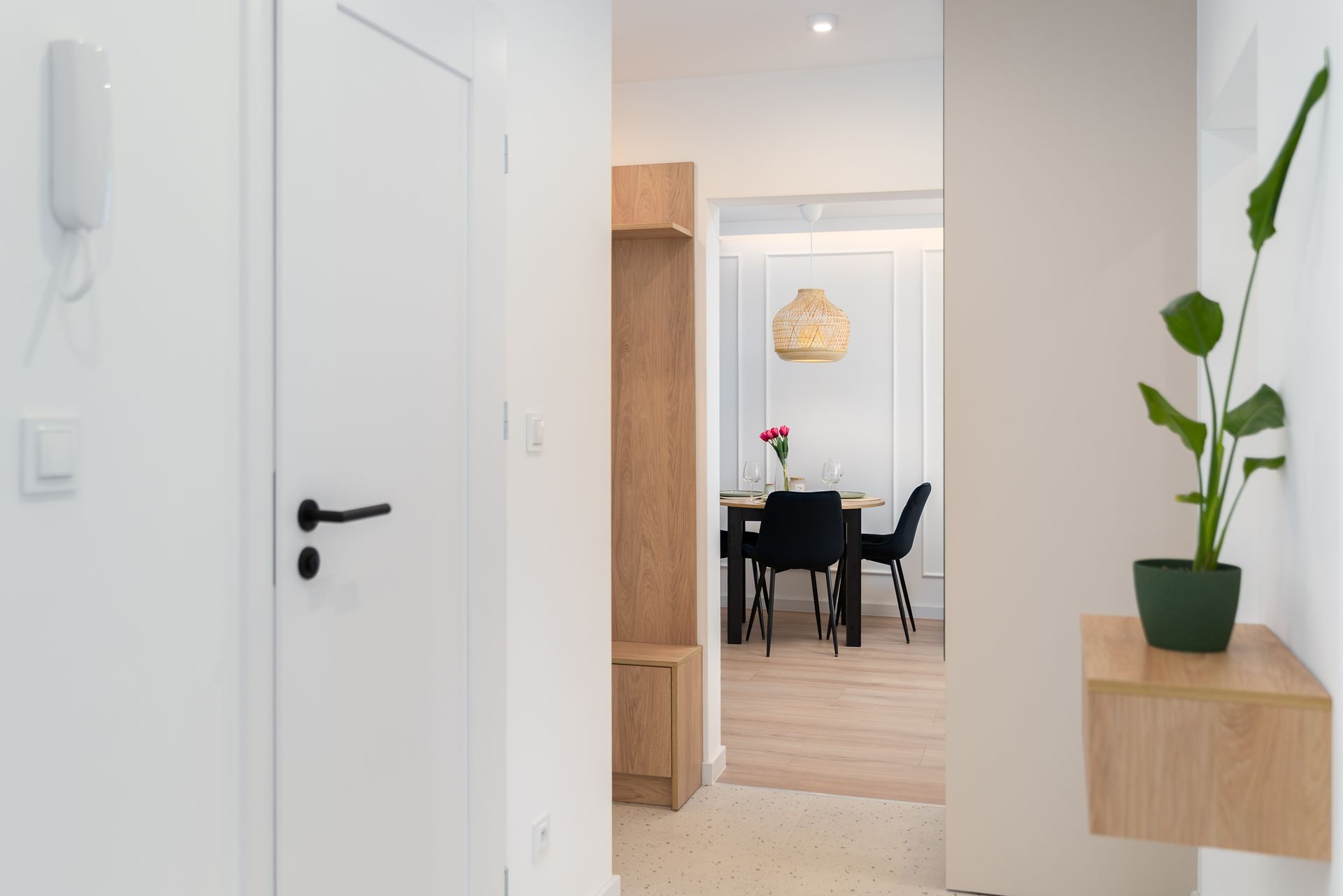 Séjour d'un appartement rénové à Genève, lumineux et moderne