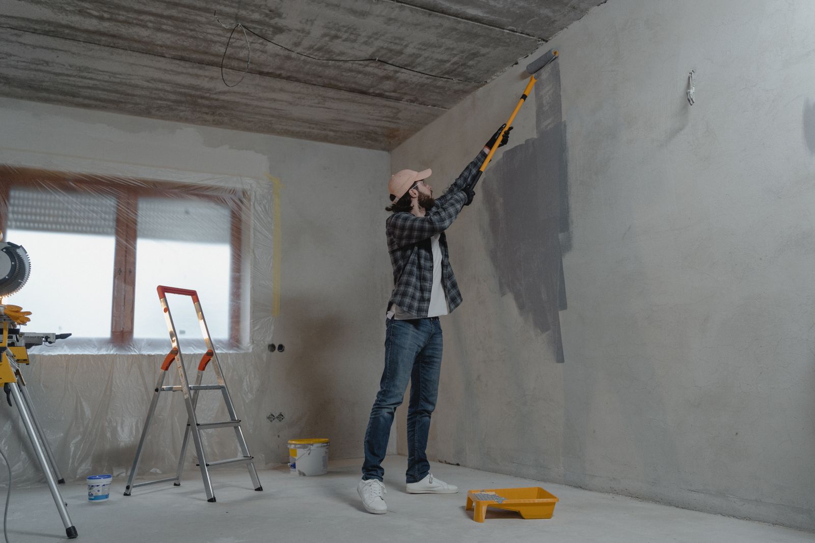 Mur intérieur repeint avec une finition nette et régulière
