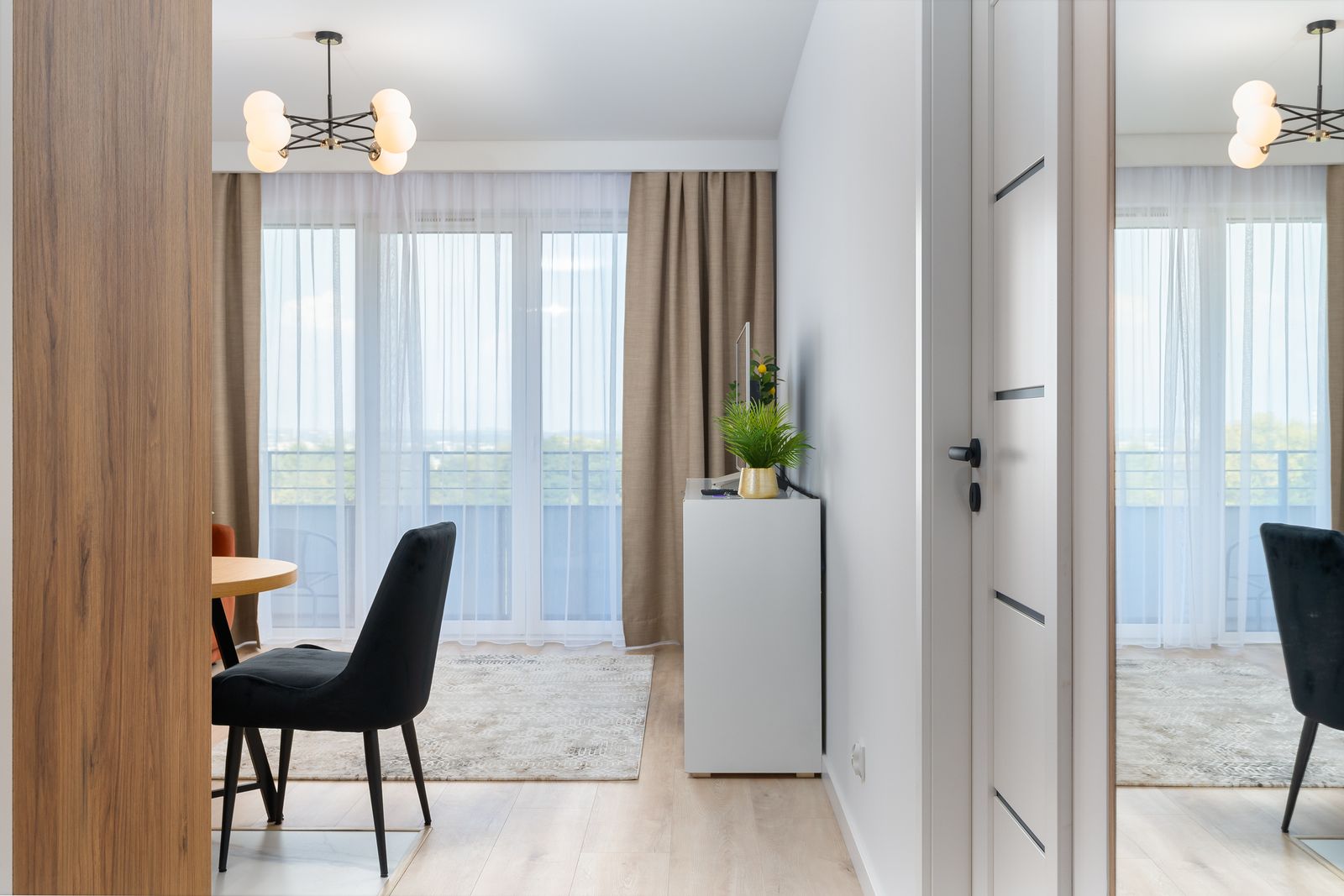 Intérieur terminé, décoré avec élégance après rénovation